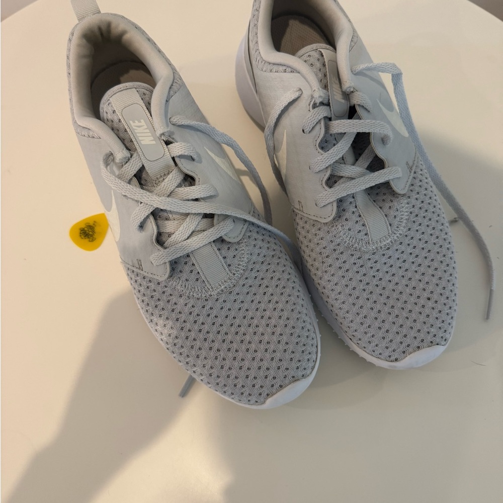 Nike Women's Light Gray Golf Shoes